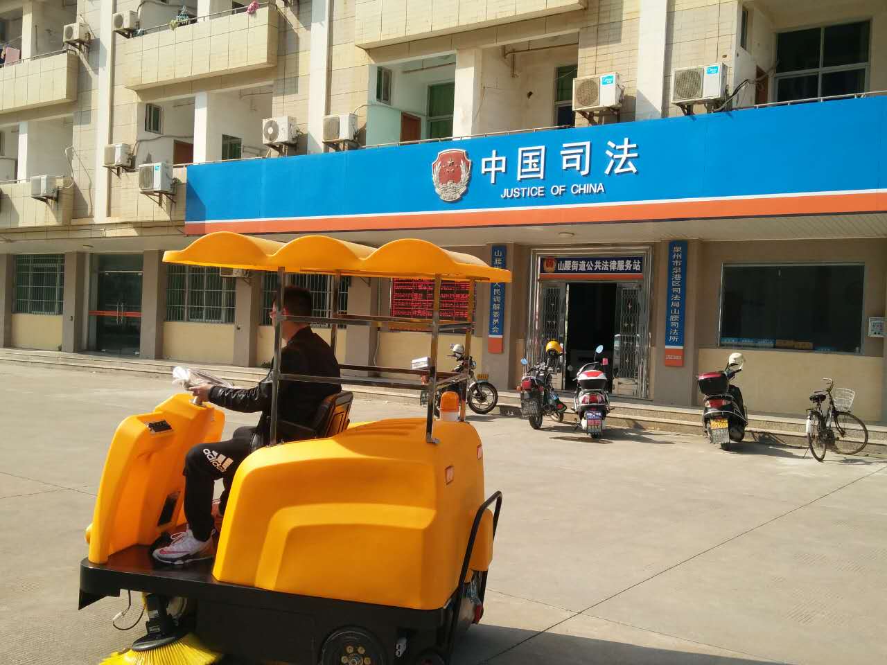 驚！一輛潔博士路面清掃機(jī)，惹得員工搶著干活？