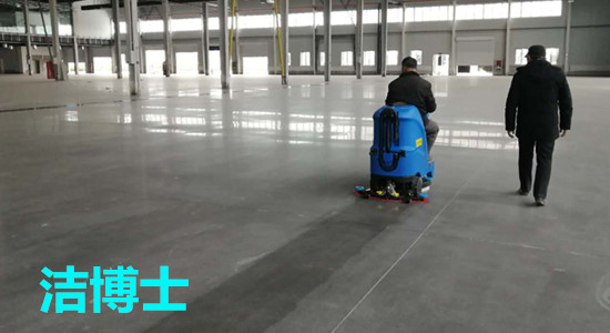 駕駛洗地機
