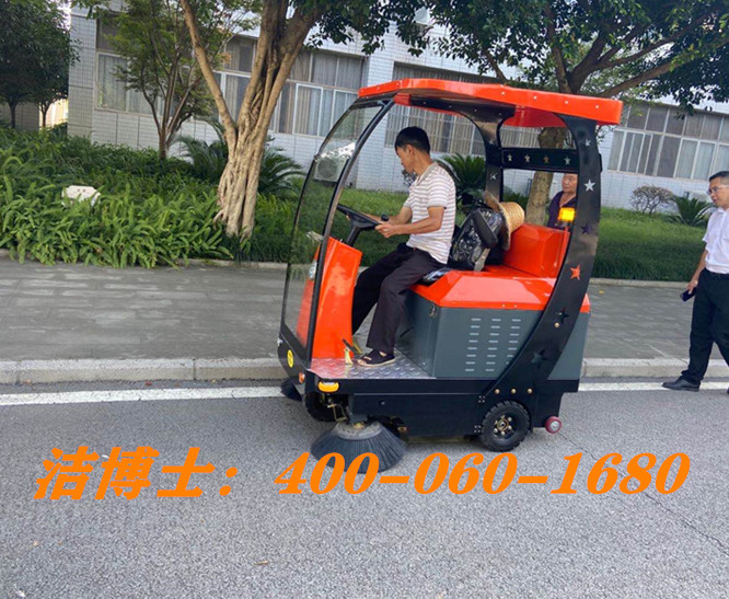 潔博士半封閉駕駛掃地車(chē)客戶案例-甘肅富星工貿(mào)有限責(zé)任公司
